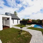 Háziállatbarát Bichon Medencehasználattal