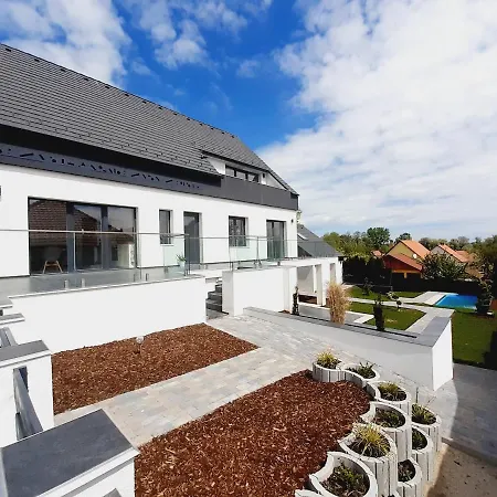 Holiday home Haziallatbarat Bichon Nyaralo Medencehasznalattal *